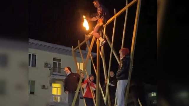 В Кривом Роге фанаты блогера осквернили Ханукию