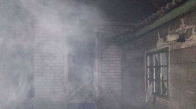 В Каменском горело заброшенное здание: пострадали двое мужчин