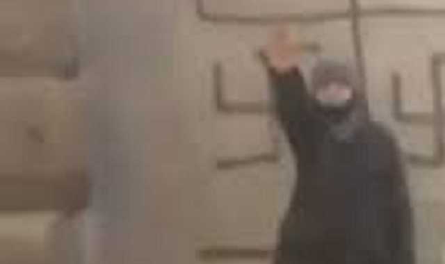 На Крещатике неизвестные зиговали на фоне изображения пяти свастик