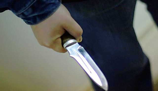 Угрожал охранникам ножом: в Черновцах злоумышленник хотел украсть элитный алкоголь