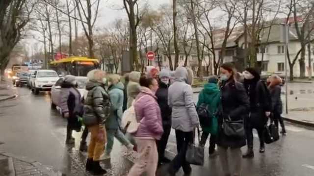 В Одессе медики перекрыли дорогу и потребовали выплату зарплат
