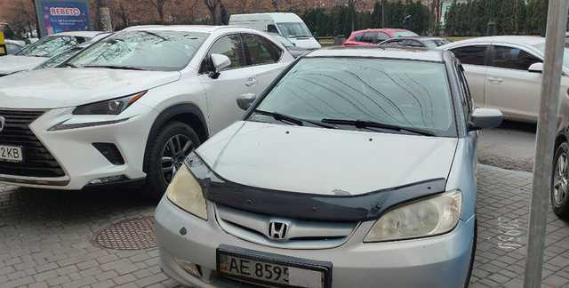 В центре Днепра водитель Honda придумал «оригинальный» способ избежать штрафа за парковку