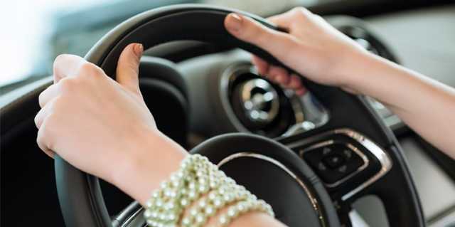 Патрульные остановили пьяную женщину за рулем Tesla