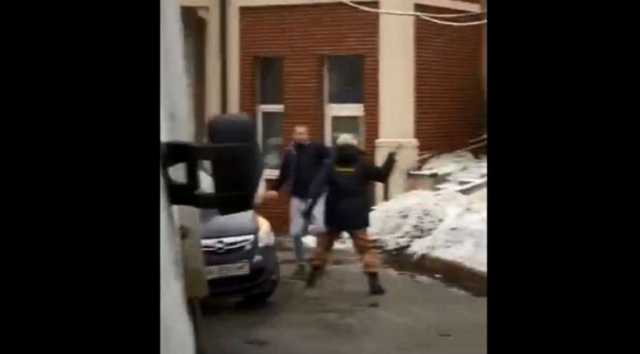 В Киеве охранник Александровской больницы избил адвоката