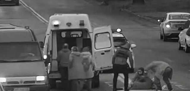 В Днепре мотоциклист снес школьницу: кувыркнулась в воздухе и жестко упала