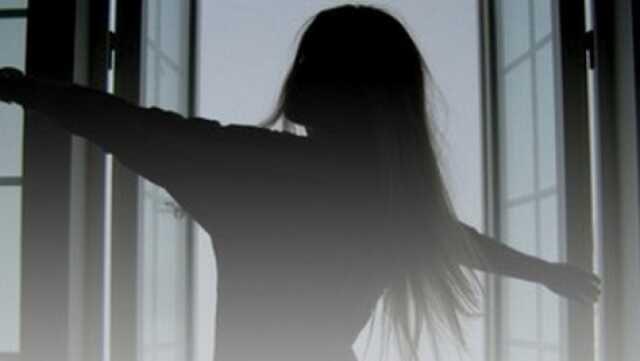 В Днепре 20-летняя девушка выбросилась из окна многоэтажки и погибла на месте