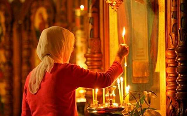 ПЦУ уверяет, что женщинам можно ходить в церковь во время менструации