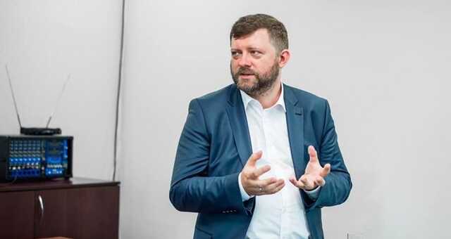 Корниенко отреагировал на перенос разговора Зеленского с Байденом на два дня