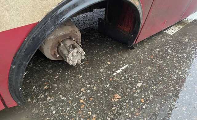 В Одессе маршрутка с пассажирами на ходу потеряла колесо