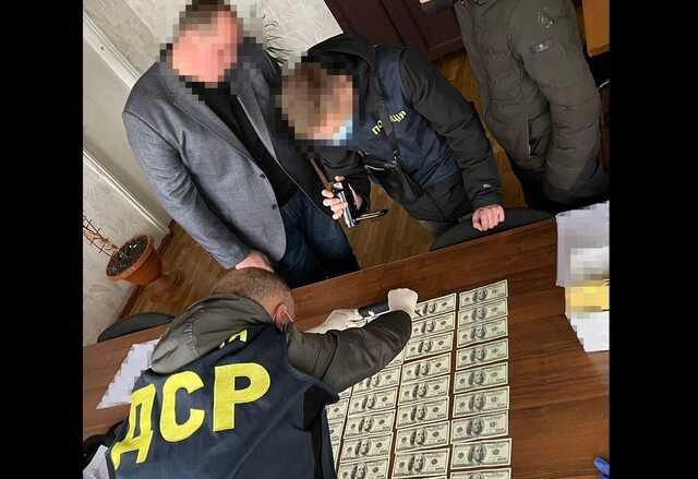 В Черкасской области глава общины вымогал 4 тысячи долларов