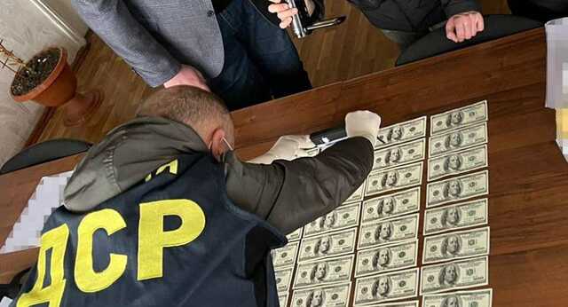 В Черкасской области глава общины вымогал 4 тысячи долларов