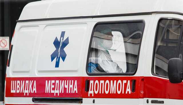 В Одессе работник сорвался со здания: коллеги отказались вызвать скорую