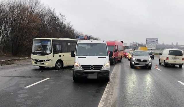 На Киевщине произошла авария с участием двух микроавтобусов