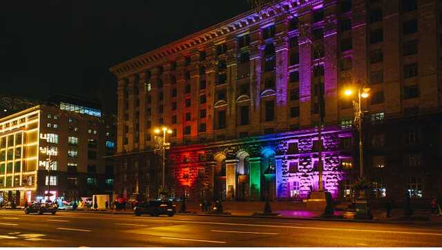 Мэрию Киева подсветили цветами ЛГБТ-флага по случаю Международного дня прав человека