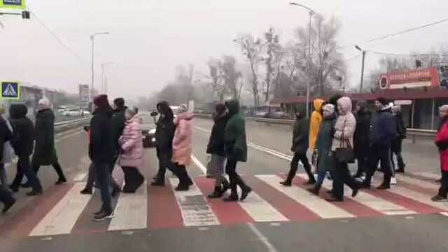 Протестующие антивакцинаторы перекрыли движение по трассе Киев - Харьков в Полтаве