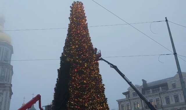 В Киеве в тестовом режиме зажгли новогоднюю елку