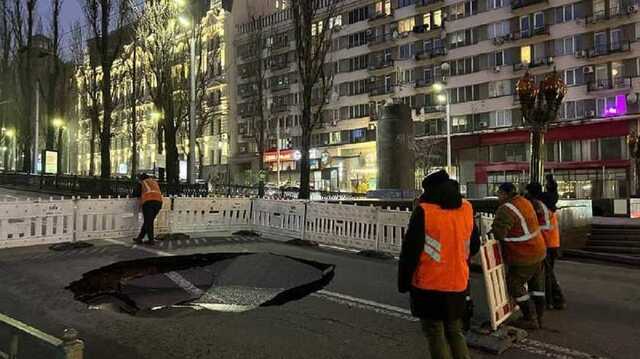 В Киеве на бульваре Шевченко возобновили движение после коллапса из-за провала