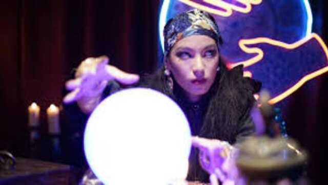 В Чернигове местная жительница заплатила Insragram-гадалке больше 50 тысяч за обряды и молитвы