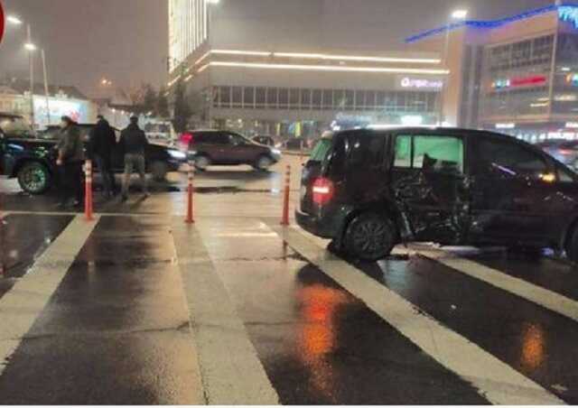     : Mercedes  Volkswagen