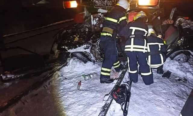 В Ивано-Франковской области поезд на переезде снес легковое авто, погибли два человека