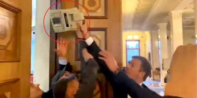 Нардеп с боем пронес в зал Верховной Рады кассовый аппарат