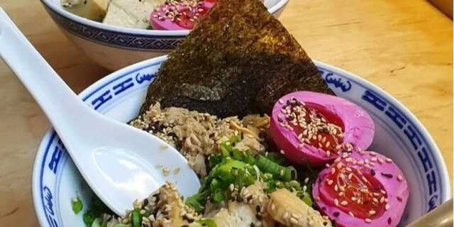 «Не нравится — не занимай посадку». Владелец киевской сети раменных обматерил недовольную посетительницу