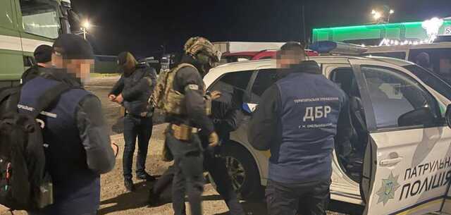 В Черновцах патрульный собирал взятки у перевозчиков песка