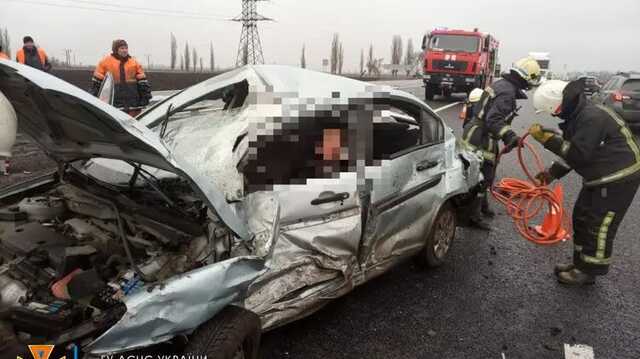 Под Днепром легковушка влетела в грузовик: есть пострадавшие