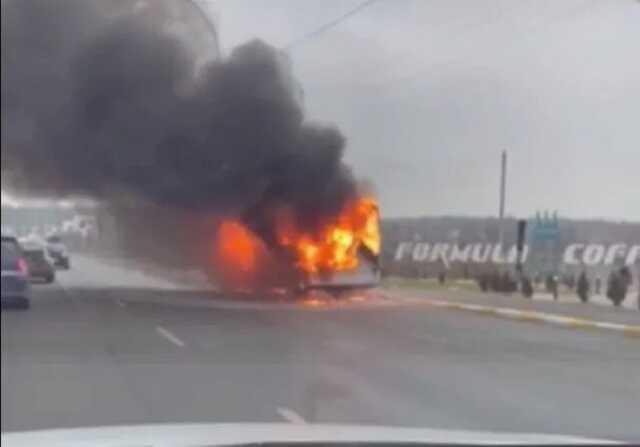 Под Киевом во время движения загорелась маршрутка