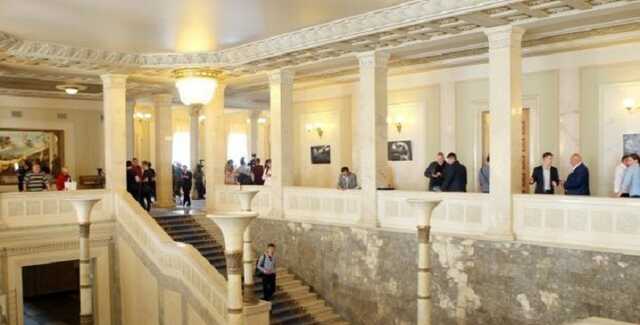 В кулуарах Рады девушка потеряла сознание: на помощь бросились депутаты