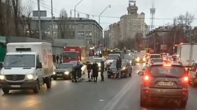 На Шулявке девушка перебегала дорогу и оказалась под колесами авто