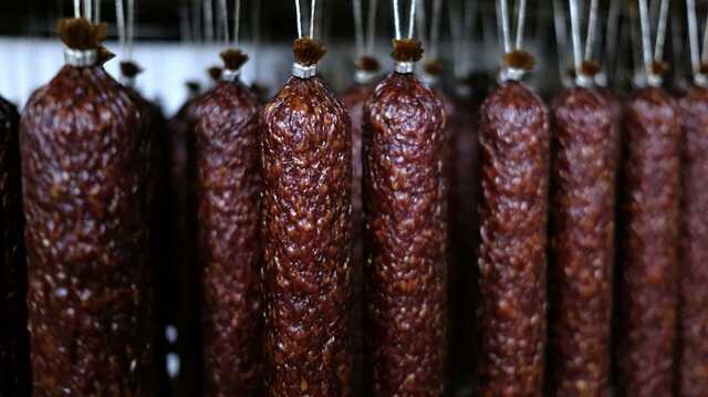 Украинцам продают фальсифицированную колбасу с "иголками" костей
