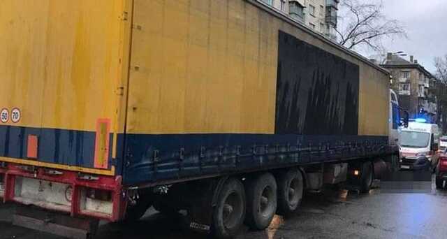 В Киеве дальнобойщик переехал пенсионерку, которая бросилась под колеса грузовика