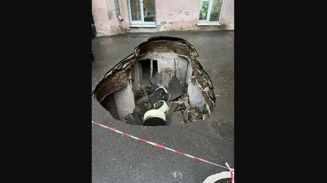 Под провалившимся асфальтом в Киеве нашли подвал памятника архитектуры начала ХХ века