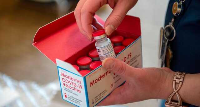 Moderna      ,  Pfizer