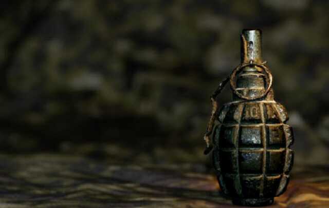 В Херсоне задержали двоих мужчин за подрыв гранаты в городском парке