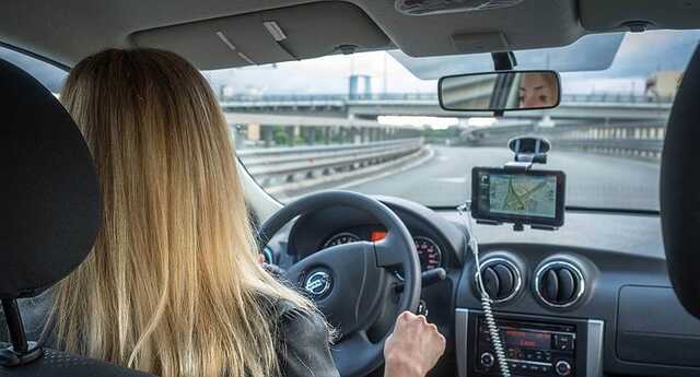 В Николаеве блондинка за рулем нарушила ПДД и едва не врезалась в автомобиль