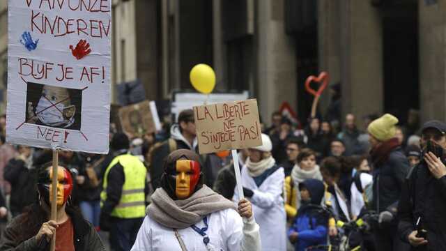 В Брюсселе тысячи людей протестуют против COVID-ограничений