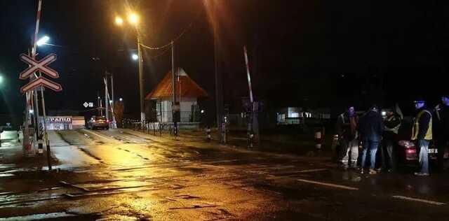 В Киеве тепловоз протаранил легковушку с ребенком в салоне