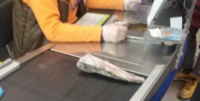 Киевлянка купила мороженого хека и, отказавшись от пакета, унесла его в руках