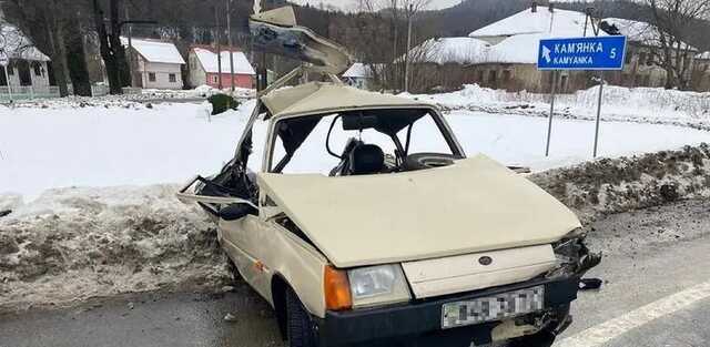 Во Львовской области автобус влетел в легковушку