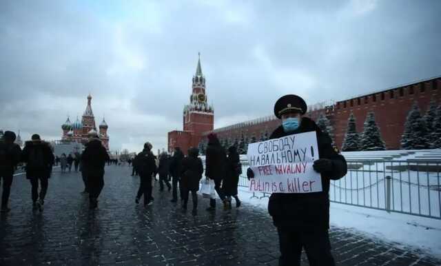 В Москве бывший полицейский вышел на Красную площадь с плакатом «Путин убийца»