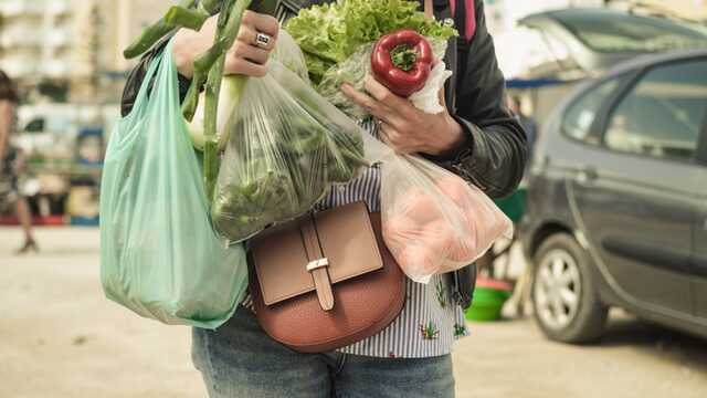 Кожен українець використовує майже 500 поліетиленових пакетів за рік, - МОЗ