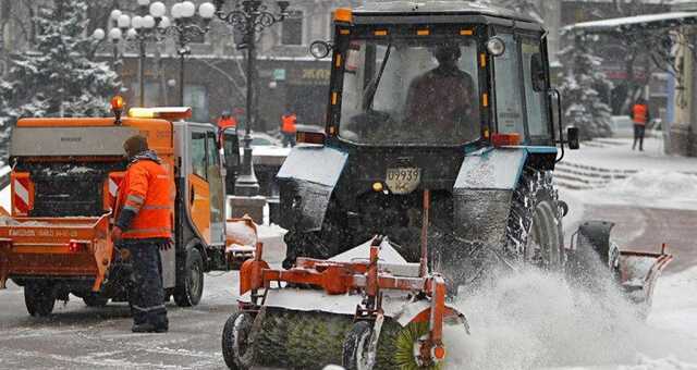 Придется работать почти всю ночь: улицы Киева расчищают 300 единиц спецтехники
