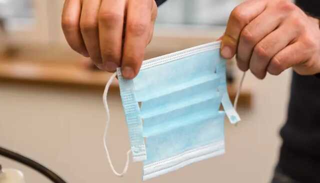 В Киеве посетитель магазина ударил охранника в голову из-за просьбы одеть маску