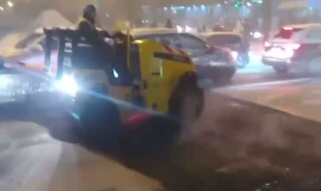 У Києві під час снігопаду укладали асфальт