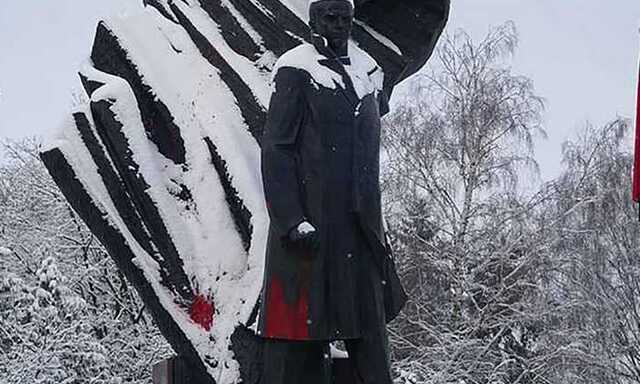 В Тернополе разыскали хулиганов, которые облили красной краской памятник Бандере