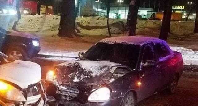 В Киеве произошло лобовое столкновение двух легковушек: есть пострадавший