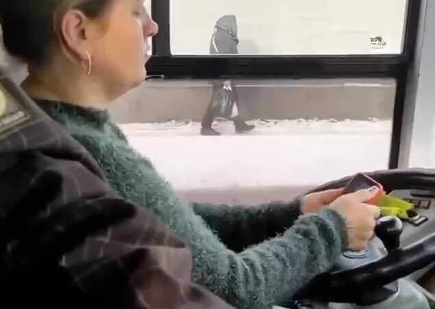 В Харькове водитель троллейбуса увлеклась телефоном прямо за рулем