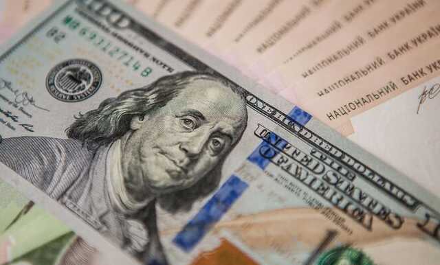 На межбанке Украины гривня к доллару упала обратно на 10 копеек